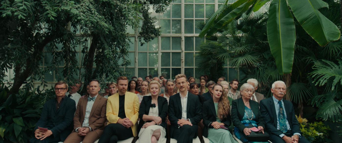 U svetu punom maski, ko je čovek ispod njih? – Tragikomedija „Paun” od sutra u bioskopima 4 U svetu punom maski, ko je čovek ispod njih? – Tragikomedija „Paun” od sutra u bioskopima 2