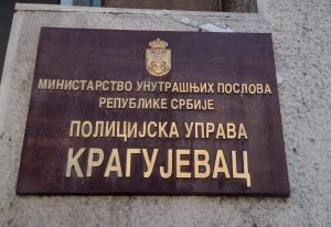  

Policijska uprava u Kragujevcu obaveštava javnost da su navodi koji su se pojavili da su strani radnici navodno počinili silovanje u naselju Vinogradi i presretali mlađe žene, što je kod mnogih građana izazivalo strah, neistiniti i apeluje na medije i korisnike društvenih mreža da ne objavljuju netačne i neproverene informacije jer na taj način ugrožavaju javni red i mir, ali i bezbednost stranih državljana.