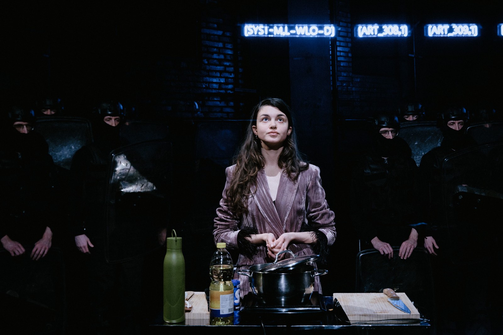 Višeminutne ovacije ekipi predstave o Dori, devojci sa poternice, aktivistkinji u političkom egzilu: Premijera u Bitef teatru oduševila publiku 2