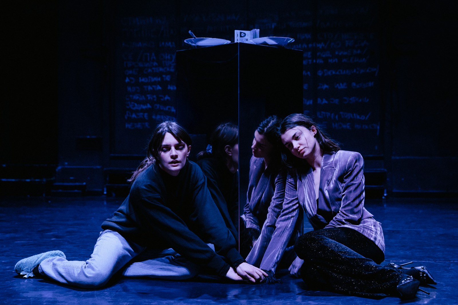 Višeminutne ovacije ekipi predstave o Dori, devojci sa poternice, aktivistkinji u političkom egzilu: Premijera u Bitef teatru oduševila publiku 4