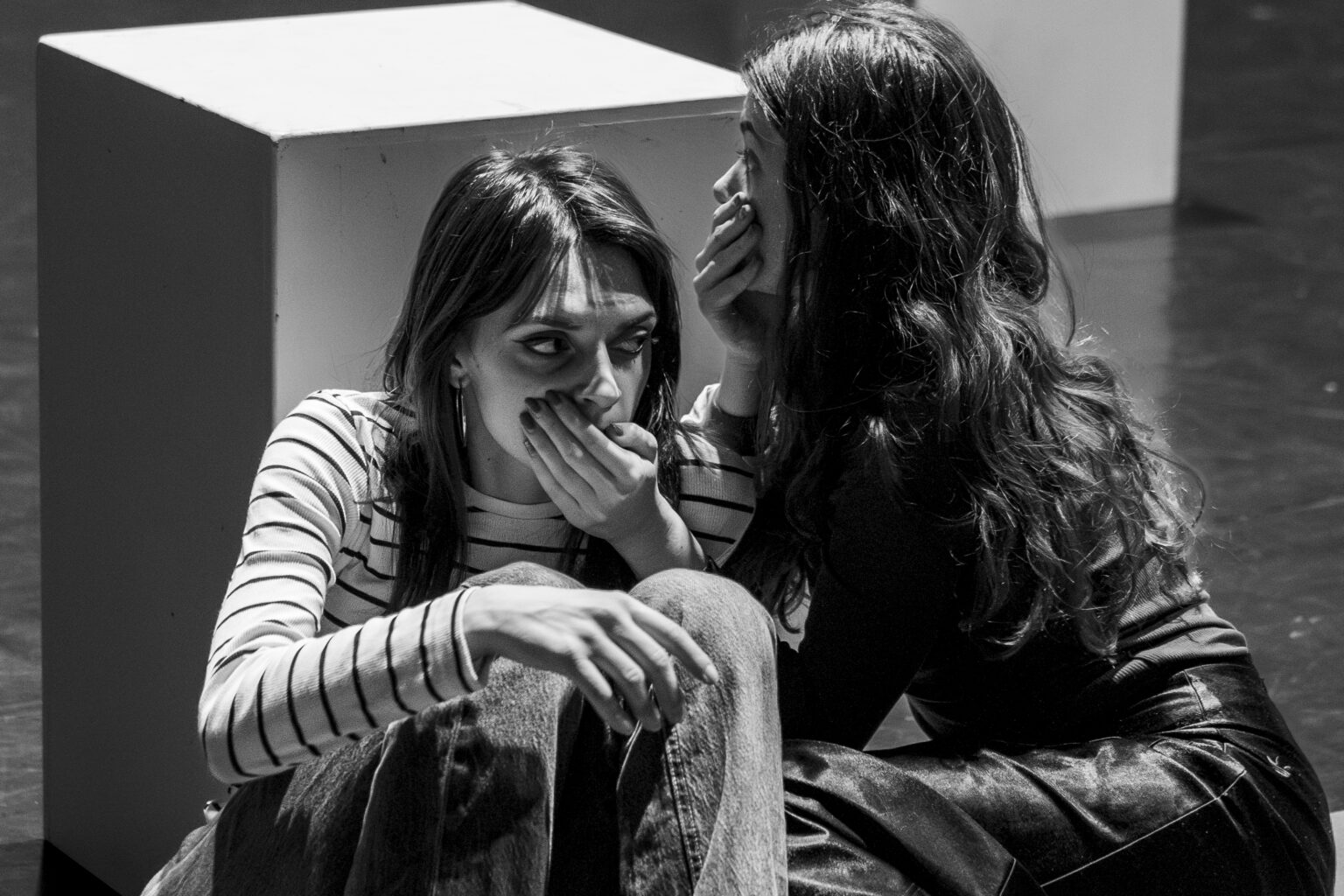 Dora, aktivistkinja sa poternice, u političkom egzilu zbog lažne optužbe: U Bitef teatru premijera prve predstave nastale u kontekstu studentskih i građanskih protesta 2