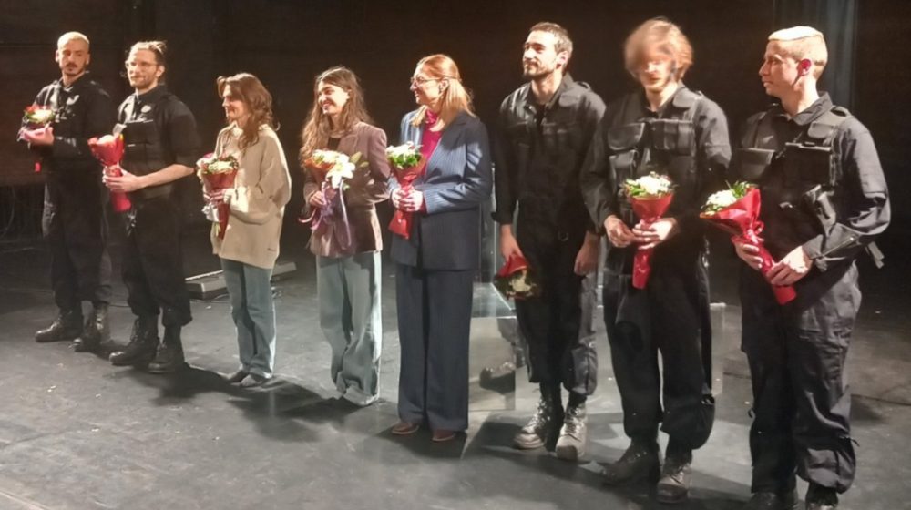 Višeminutne ovacije ekipi predstave o Dori, devojci sa poternice, aktivistkinji u političkom egzilu: Premijera u Bitef teatru oduševila publiku 6
