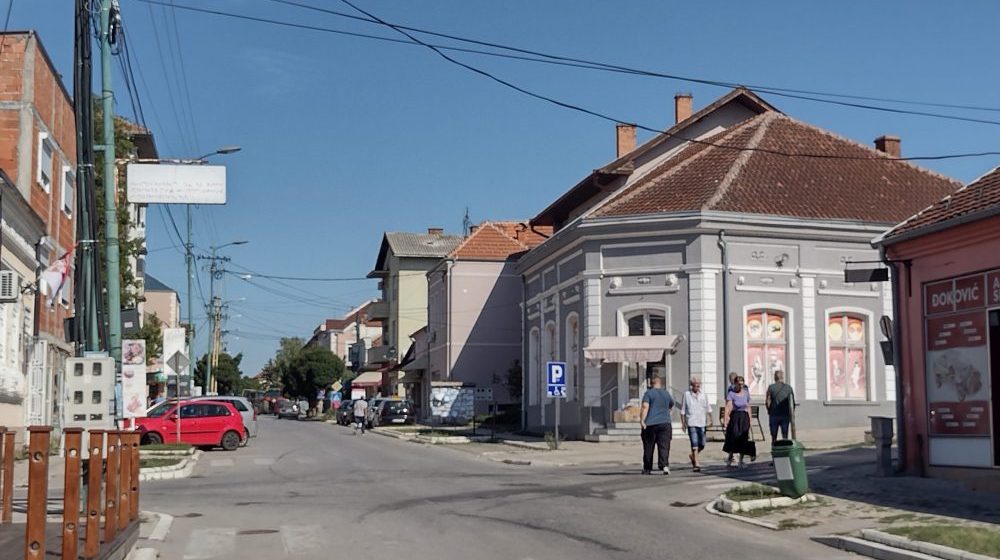 Zahvaljujući donaciji „četa đaka” pošteđena „statusa pešaka”: Privrednici iz Rače obezbedili gorivo za učenike škole „Karađorđe” 9