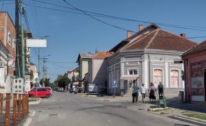 Zahvaljujući donaciji „četa đaka” pošteđena „statusa pešaka”: Privrednici iz Rače obezbedili gorivo za učenike škole „Karađorđe”