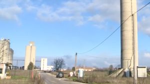 "Ovo će da nas potruje": Meštani Ratara zabrinuti zbog najavljene izgradnje fabrike cementa 5 "Ovo će da nas potruje": Meštani Ratara zabrinuti zbog najavljene izgradnje fabrike cementa 3