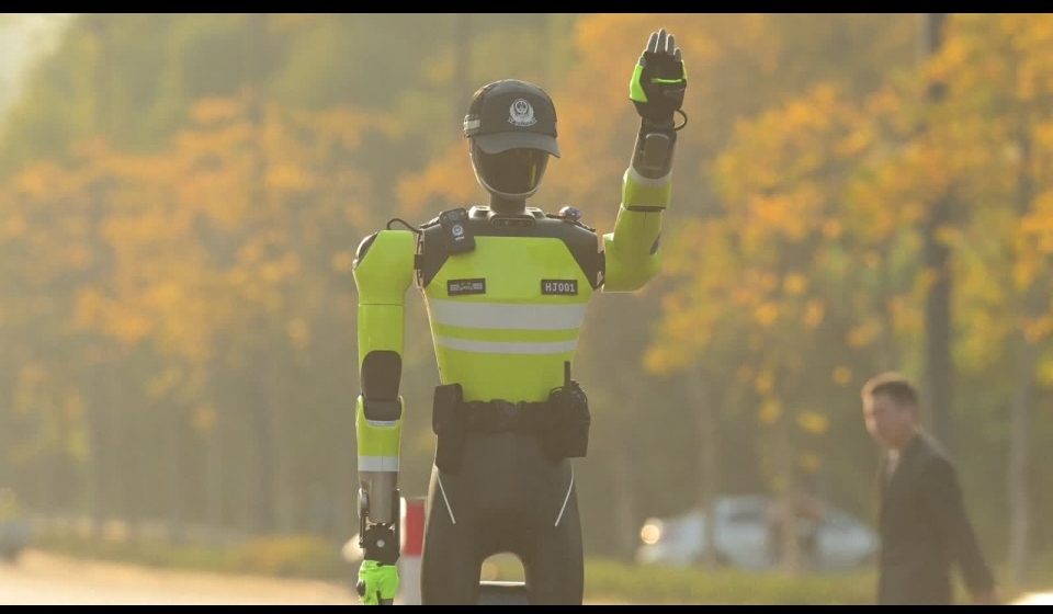 Forbes Magazin: Kina ima robota saobraćajca 24