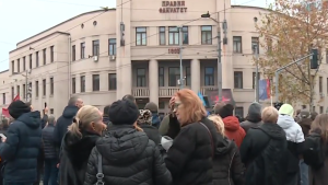 "Pravda je slepa, ali pravosuđe nije": Sudije, tužioci, advokati i građani na protestu povodom političkih pritisaka 26