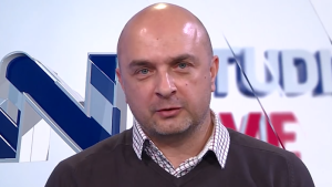 - Prije izbijanja masovnih prosvjeda Srbija je dugo živjela u prikrivenoj, ali dubokoj političkoj i moralnoj krizi više od desetljeća, otkad je Vučić na vlasti, dok je Europska unija — zbog vlastitih geopolitičkih kalkulacija i interesa — davala nerealne pohvale njegovom režimu. Iako sam upozoravao Europsku komisiju da vlada u Beogradu ne zadovoljava temeljne europske kriterije vladavine prava i demokracije, službeni ton u Bruselu bio je popustljiv, a Vučić se predstavljao kao partner koji „isporučuje“.