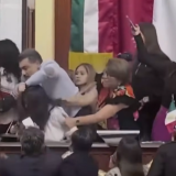 Totalni haos i tuča u Kongresu u Meksiku: Poslanice se posvađale za govornicom, vukle se i za kosu (VIDEO) 7