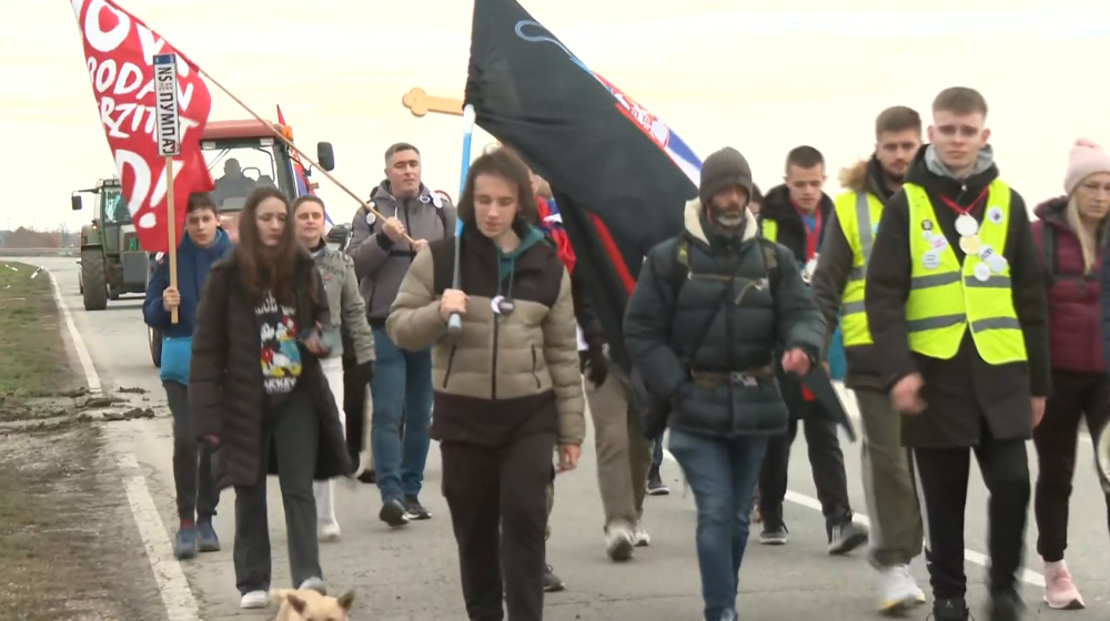 Studenti i srednjoškolci iz Sremske Mitrovice krenuli pešaka u Šid na veliki protest 9