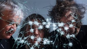 Kultni švajcarski bend The Young Gods u okviru evropske turneje „Appear Disappear“ premijerno stiže u Srbiju kako bi promovisao istoimeni album, koji je objavljen u junu ove godine. Ovi pioniri industrijskog zvuka, prepoznatljivi po inovativnoj upotrebi semplova, izvršili su snažan uticaj na brojne bendove i umetnike – od Dejvida Bouvija, preko Nine Inch Nailsa i Toola, do Faith No Morea – što dovoljno govori o njihovom izuzetnom značaju.