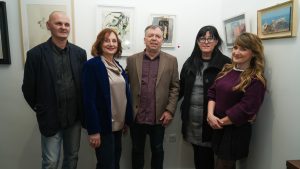 Humanitarni matine u galeriji „Sanjaj“ i ovog decembra je ujedinio umetnike i Fondaciju Mozzart u jednoj plemenitoj misiji. Uoči Nove godine, Nele Karajlić i njegova supruga Sanja tradicionalno organizuju dobrotvornu aukciju slika, a sav prihod ovoga puta je išao za pomoć udruženju „Anđeli severa” iz Bačke Topole.