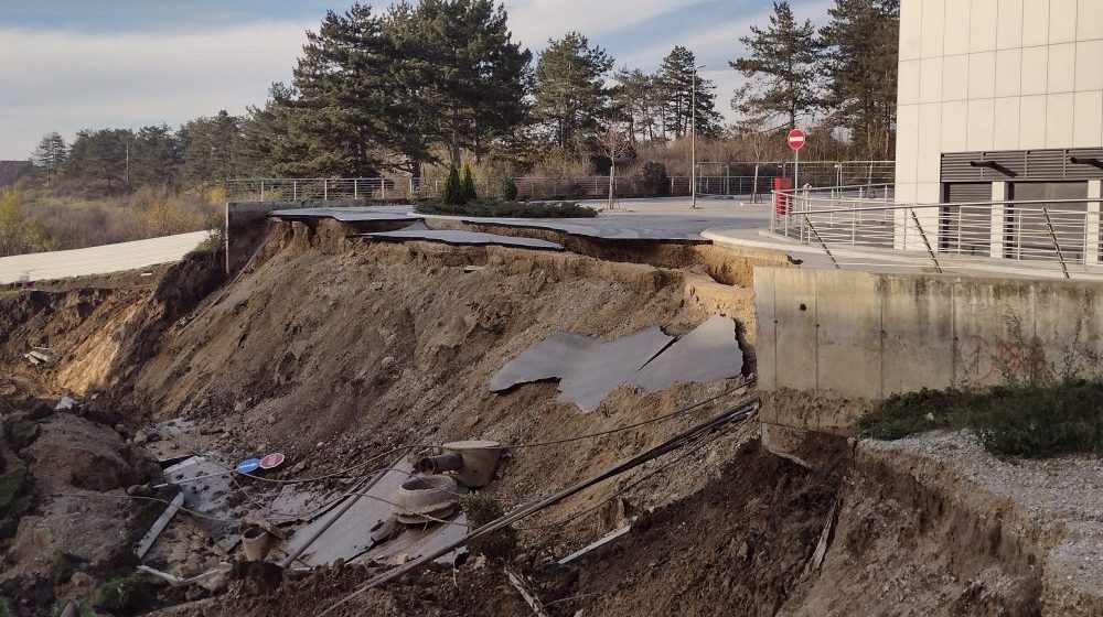 Osnovno javno tužilaštvo u Kragujevcu formiralo predmet zbog obrušavanja dela puta kod Centra izvrsnosti 1
