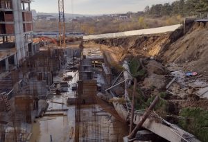 Vlast ne reaguje na „slabovidost” građevinske ispekcije, dok se grad urušava: Opozicione stranke „otpisale” SNS-u za urušavanje ulice u Kragujevcu 19