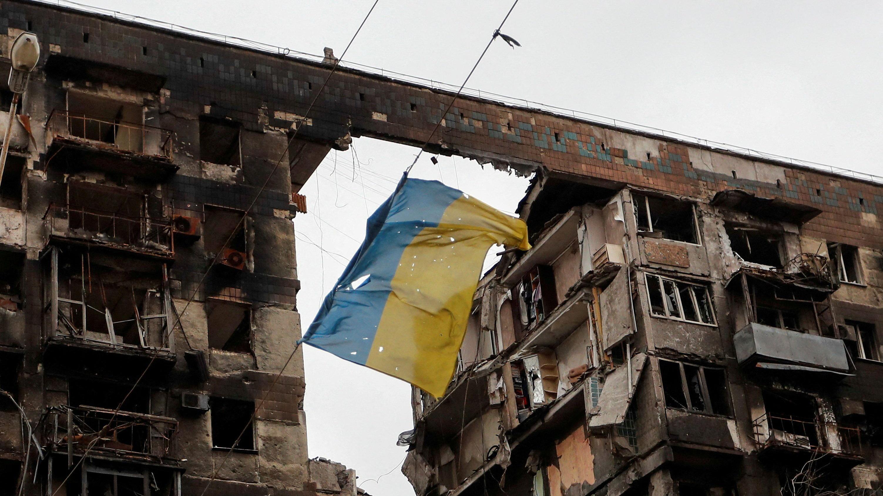 Zamrznuta ruska imovina: Šta hoće EU i zašto se Belgija protivi 8 Pocepana ukrajinska zastava visi između dve oštećene zgrade