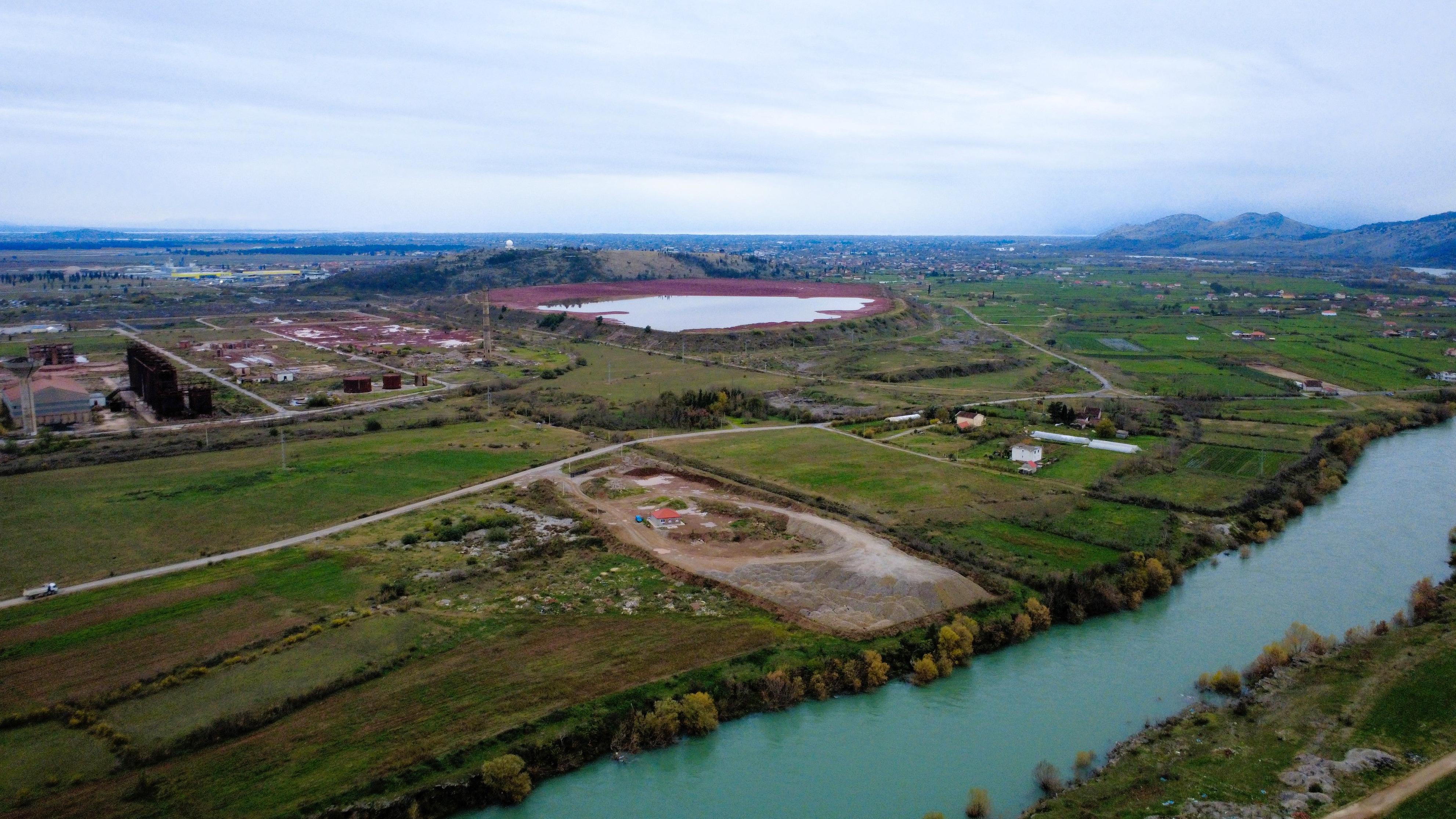 Pogled iz vazduha na Botun i bazen crvenog mulja