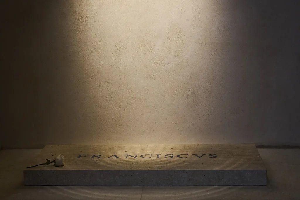 papin grob, grobnica papa franje