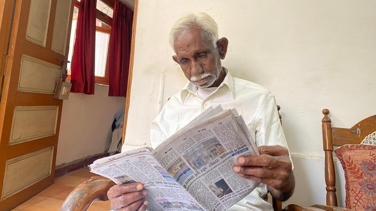 Optužba za mito od osam dolara mu uništila život - proglašen nevinim posle 39 godina 3 Avadija čita novine