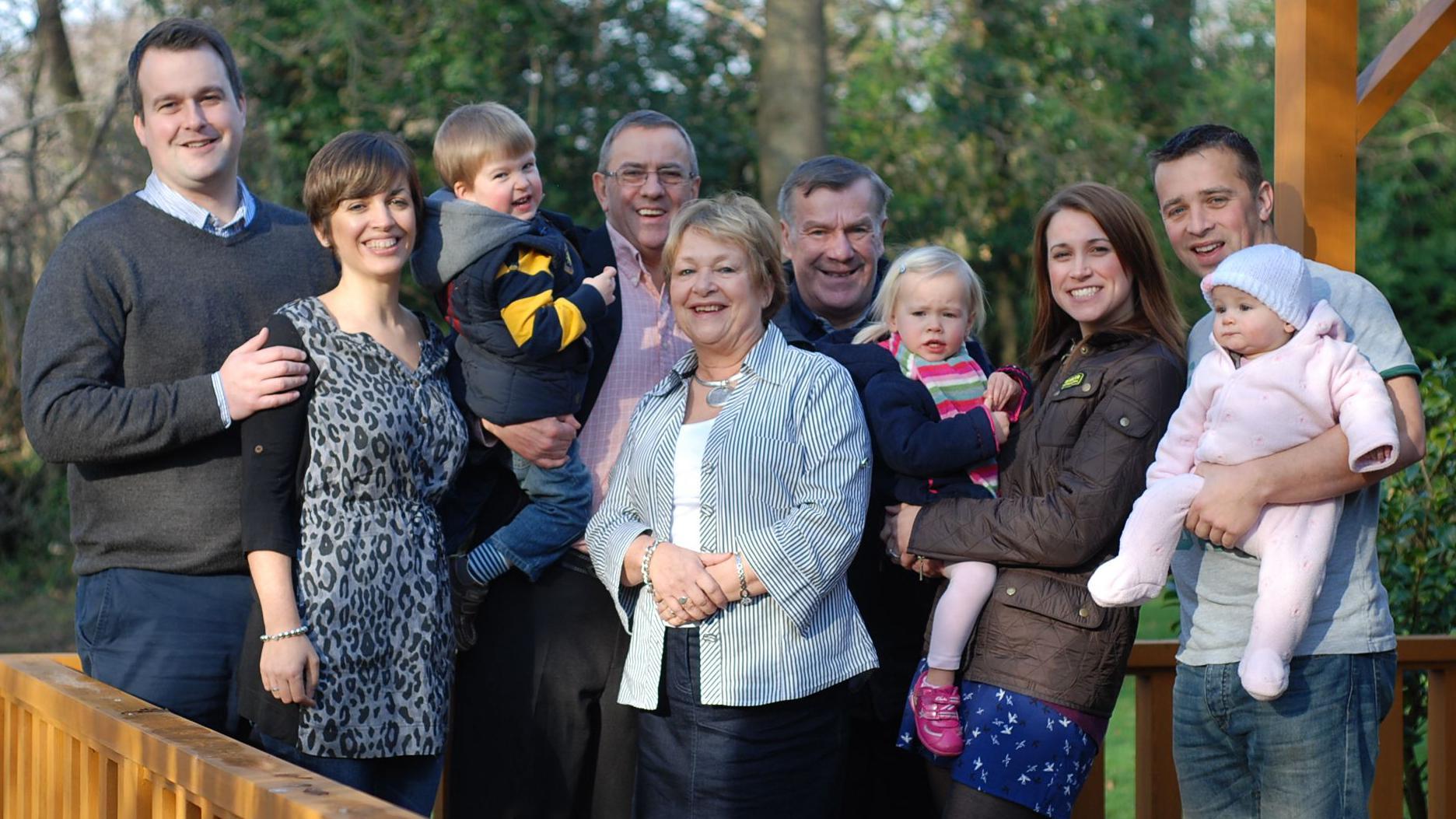 Rob, Dajen i Roni (u centru) sa njihovo dvoje dece, Lojdom i Kejt, njihovim partnerima i troje unučadi