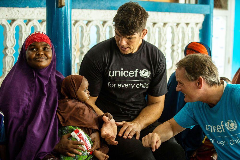 Šta je UNICEF i zašto je važan 2 zaposleni u Unicefu sa devojčicom i njenom majkom