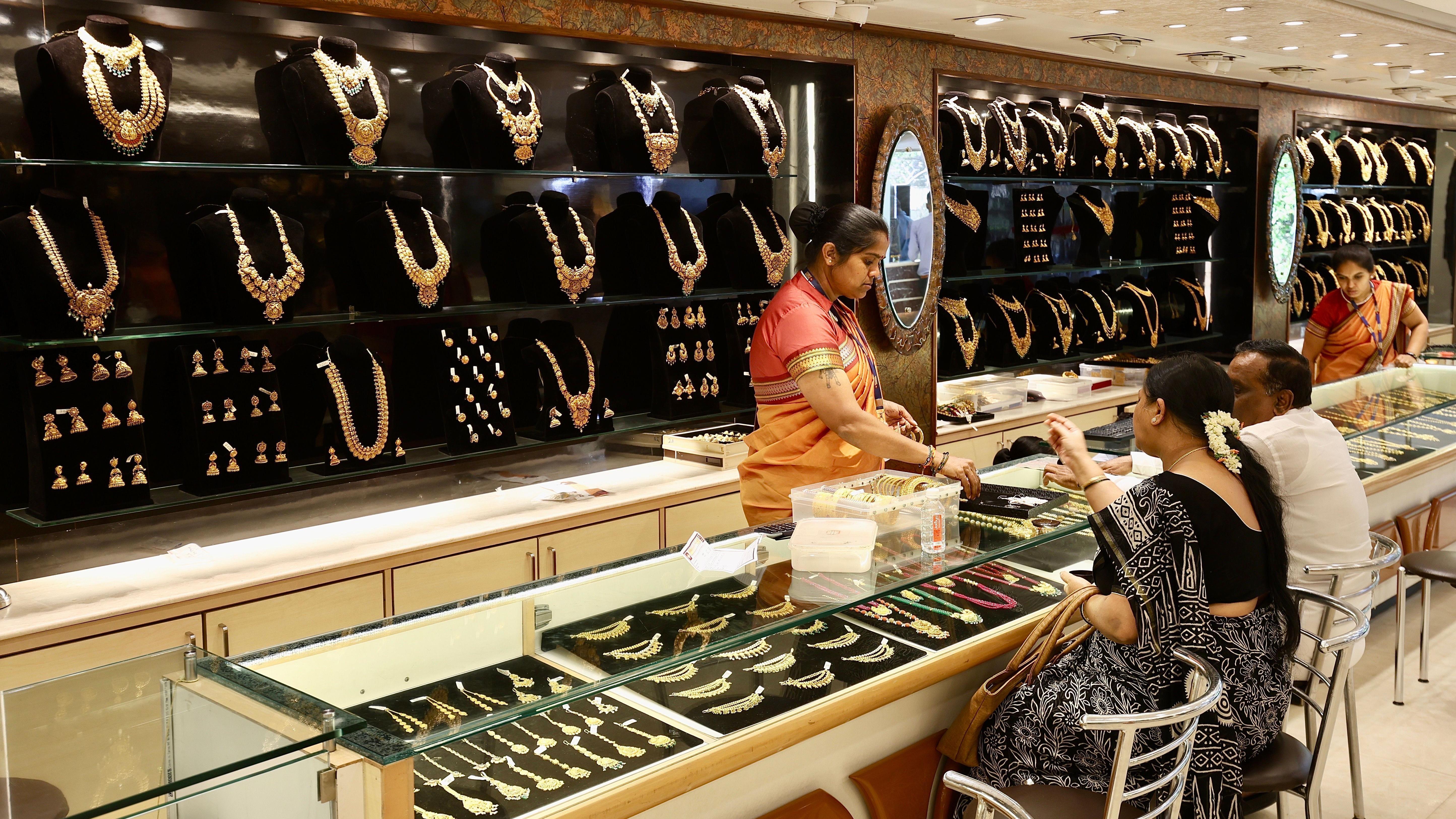 Kakve veze ima skok cene srebra sa električnim automobilima i festivalom u Indiji 3 Prodaja srebrnog i zlatnog nakita u Indiji