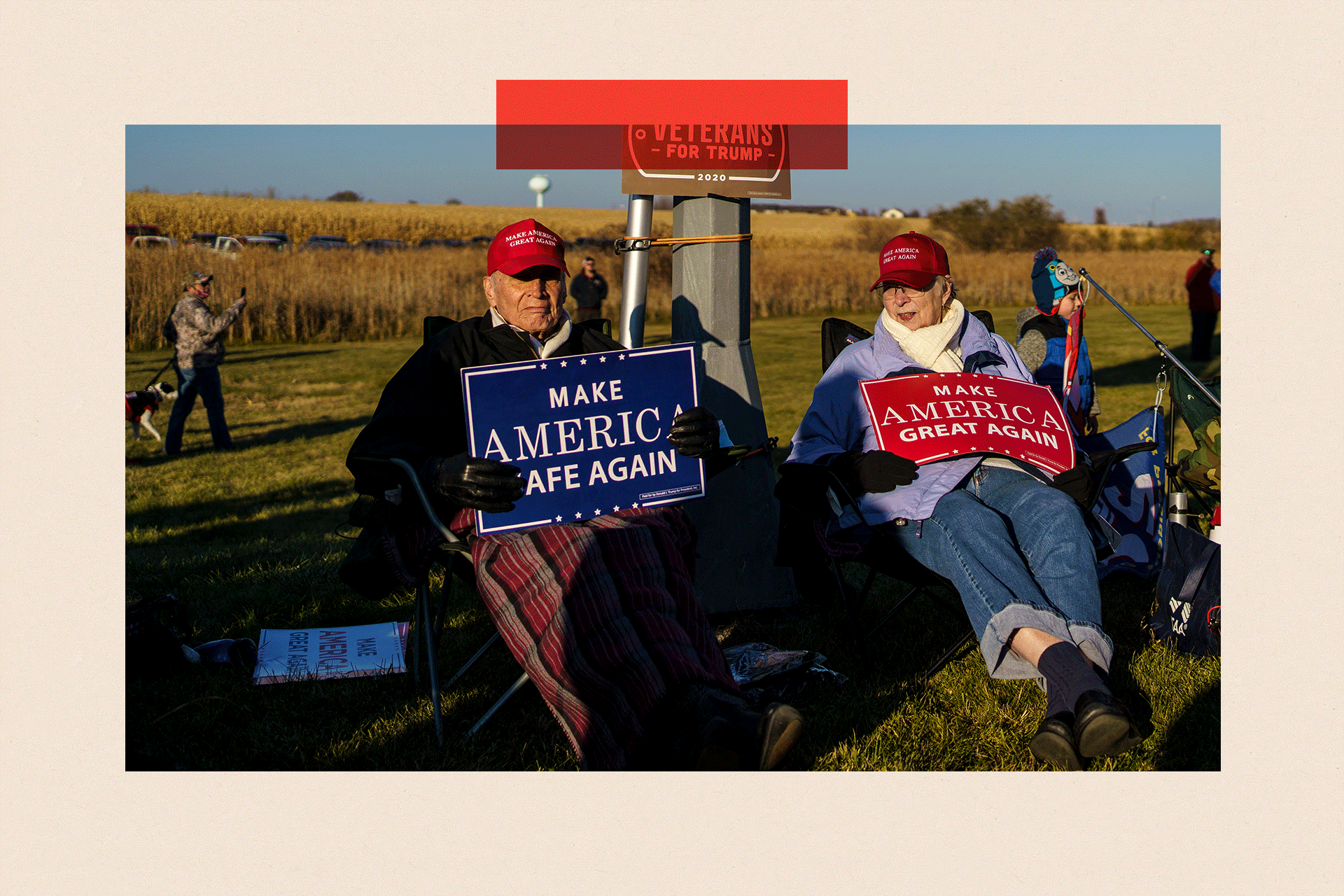 Pristalice drže transparente tokom skupa kampanje „Učinimo Ameriku ponovo velikom“
