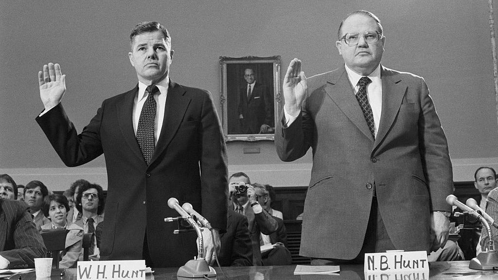 Kakve veze ima skok cene srebra sa električnim automobilima i festivalom u Indiji 4 Vilijam Herbert i Nelson Banker Hant zaklinju se u maju 1980. uoči svedočenja u Predstavničkom domu, koji je pokrenuo istragu zbog kolapsa na tržištu srebra