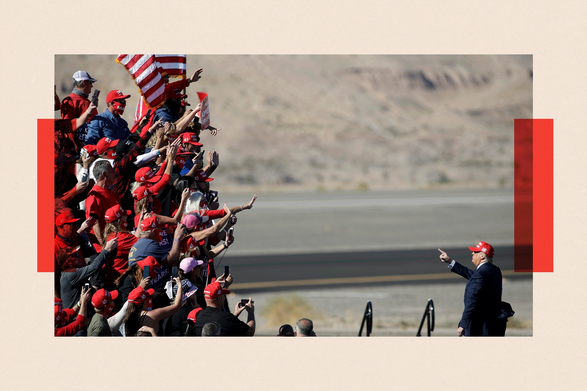 Predsednik Donald Tramp gestikulira pristalicama nakon predizbornog skupa
