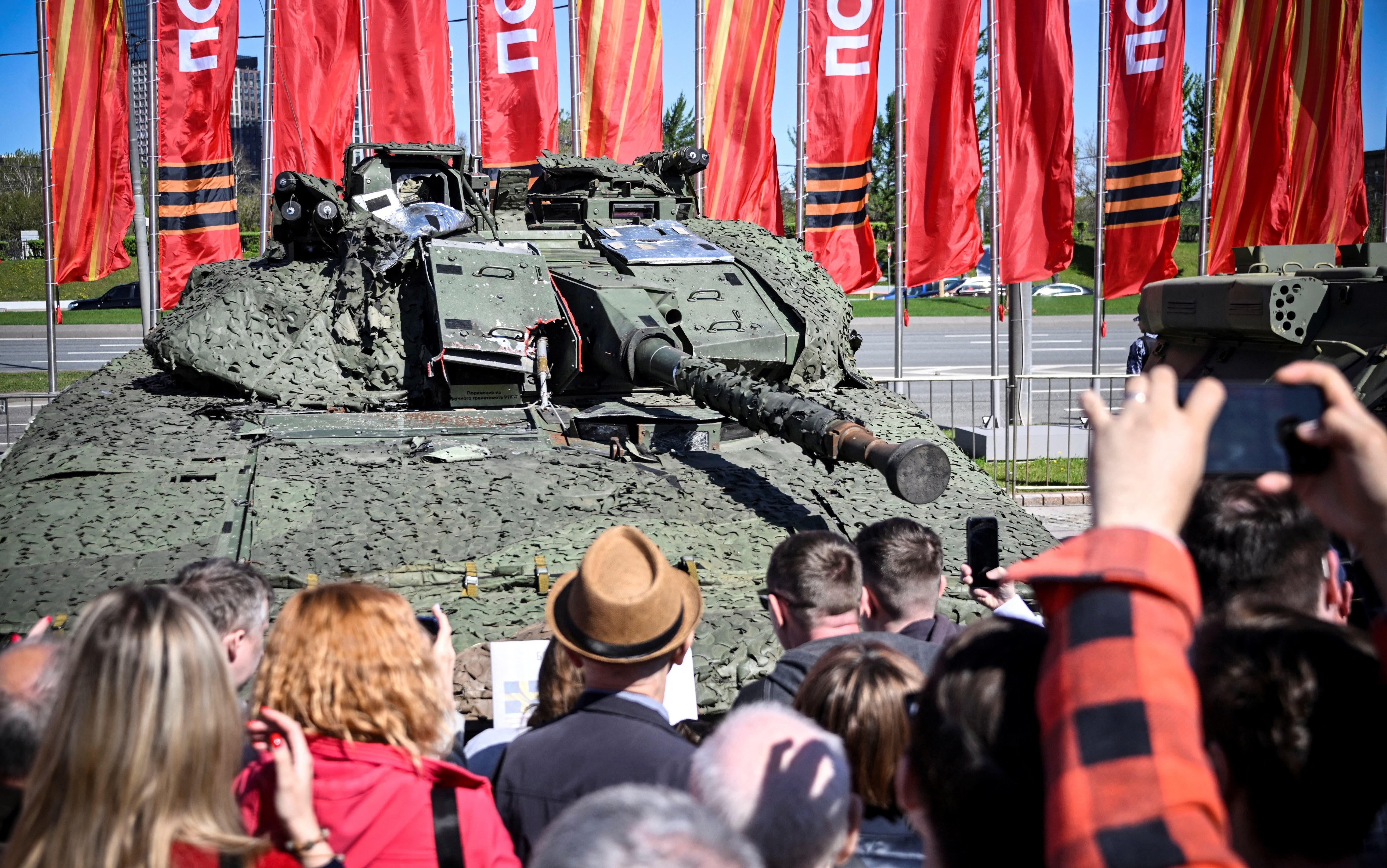 Zamrznuta ruska imovina: Šta hoće EU i zašto se Belgija protivi 3 ljudi u moskvi okupljeni oko švedskog transportera koji su ruske snage zarobile u Ukrajini