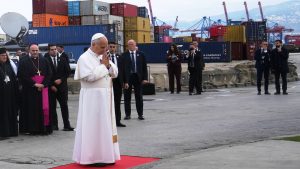 Papa prvo putovanje u inostranstvo završio tihom molitvom za žrtve eksplozije luke u Bejrutu 8