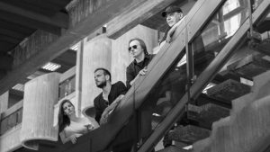 Kroz šest singlova objavljenih protekle godine, četvorka BLU iz Novog Sada publici postaje prepoznatljiva zahvaljujući koheziji alternativnog rocka i dubokim, introspektivnim tekstovima.