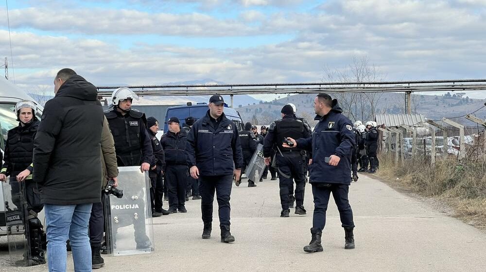 Milan Knežević preti izlaskom iz Vlade, sam ušao u maricu, više meštana uhapšeno: Šta se od jutros događa u Botunu, naselju nadomak Podgorice? (VIDEO) 8