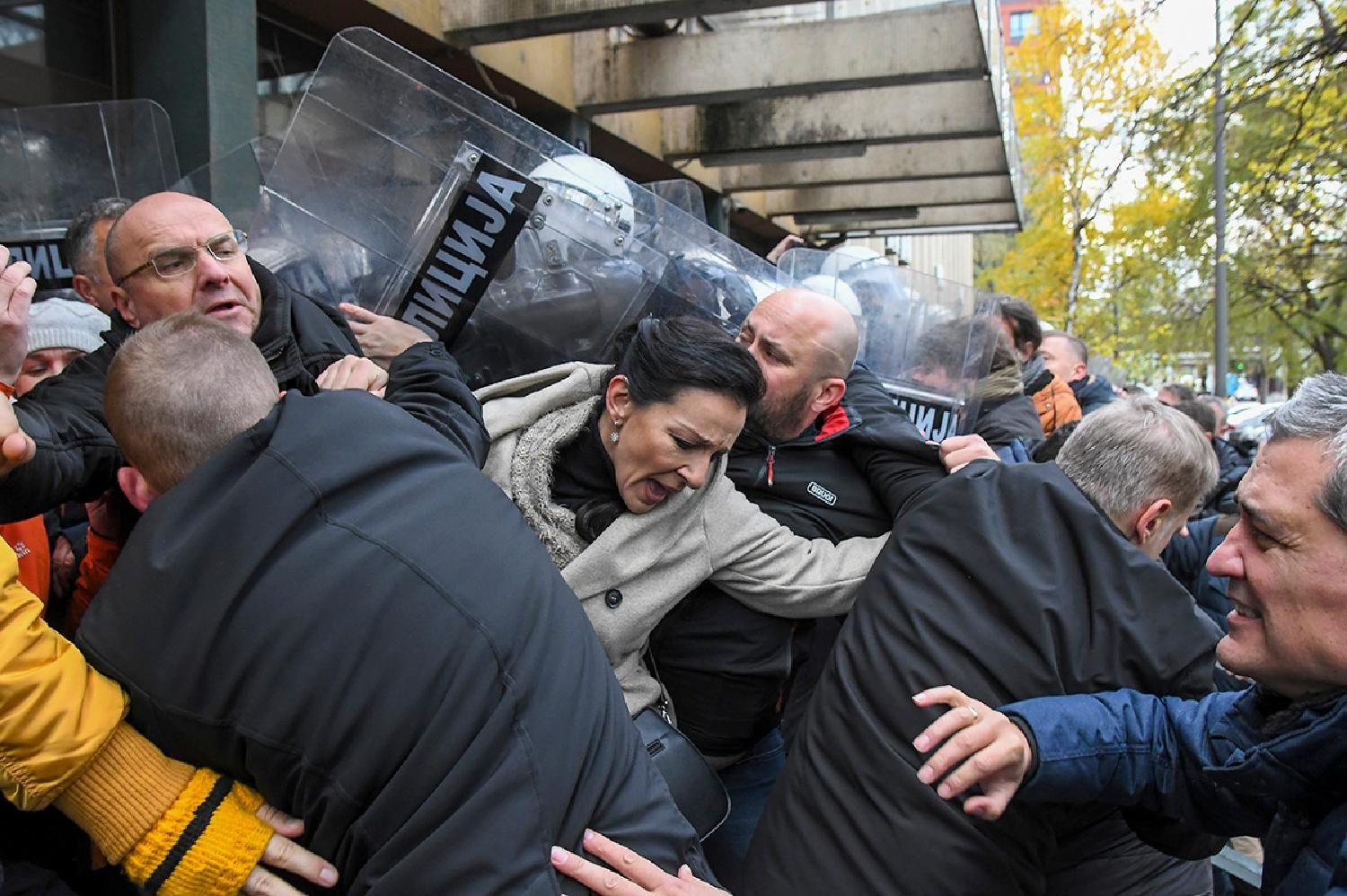 'Kobre' u odbrani u Novom Sadu, studenti Savo i Nadija: Najbolje fotografije u Srbiji za 2025. 4 marinika tepić i policijski kordon, kordon policije, opozicija i policija