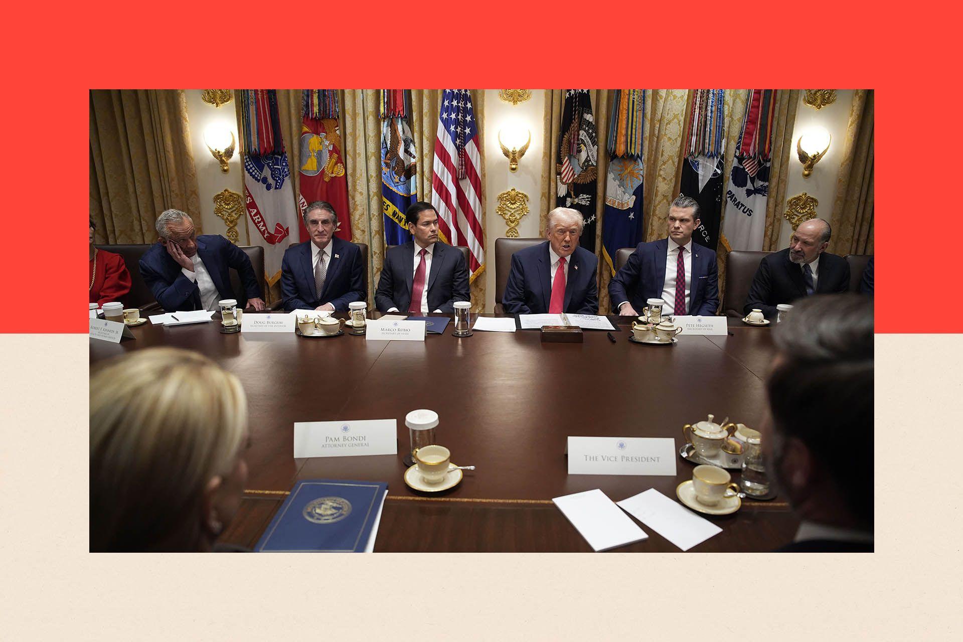 Američki predsednik Donald Tramp (u sredini) drži uvodnu reč tokom sastanka sa svojim kabinetom u sali za sastanke sa članovima kabineta Bele kuće.