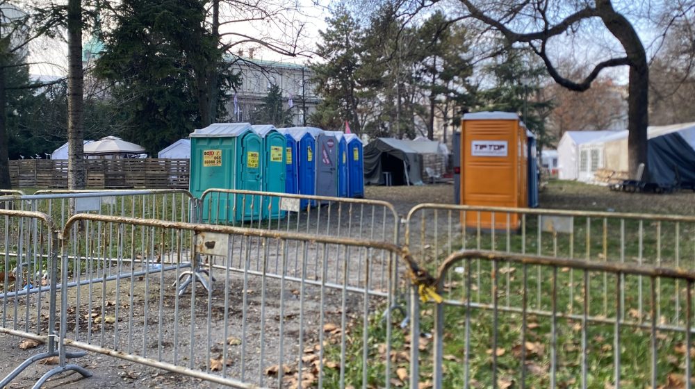 Iz Ćacilenda uklonjen deo šatora, građani i dalje ne mogu kroz Pionirski park (FOTO; VIDEO) 1