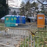 Iz Ćacilenda uklonjen deo šatora, građani i dalje ne mogu kroz Pionirski park (FOTO; VIDEO) 10