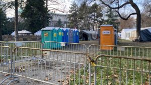 Iz Ćacilenda uklonjen deo šatora, građani i dalje ne mogu kroz Pionirski park (FOTO; VIDEO) 35