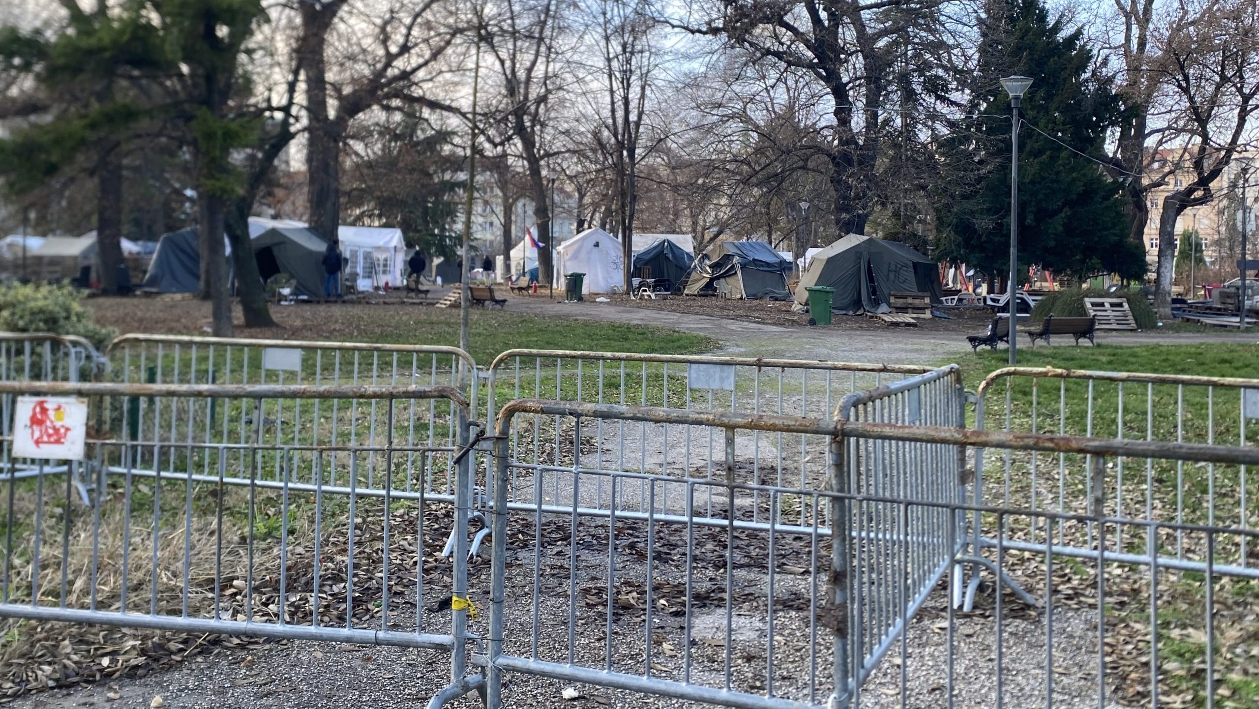 Iz Ćacilenda uklonjen deo šatora, građani i dalje ne mogu kroz Pionirski park (FOTO; VIDEO) 2