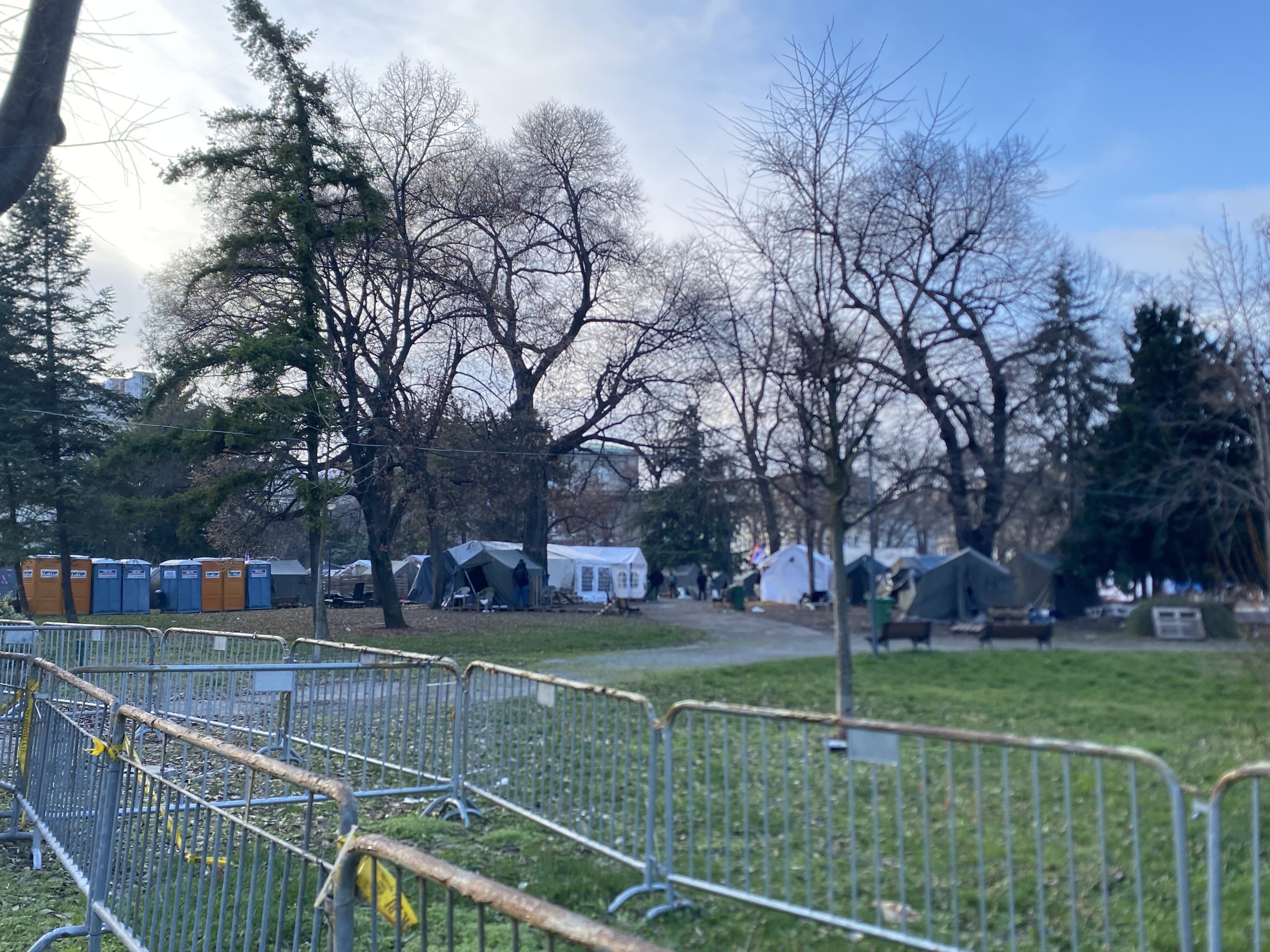 Iz Ćacilenda uklonjen deo šatora, građani i dalje ne mogu kroz Pionirski park (FOTO; VIDEO) 4