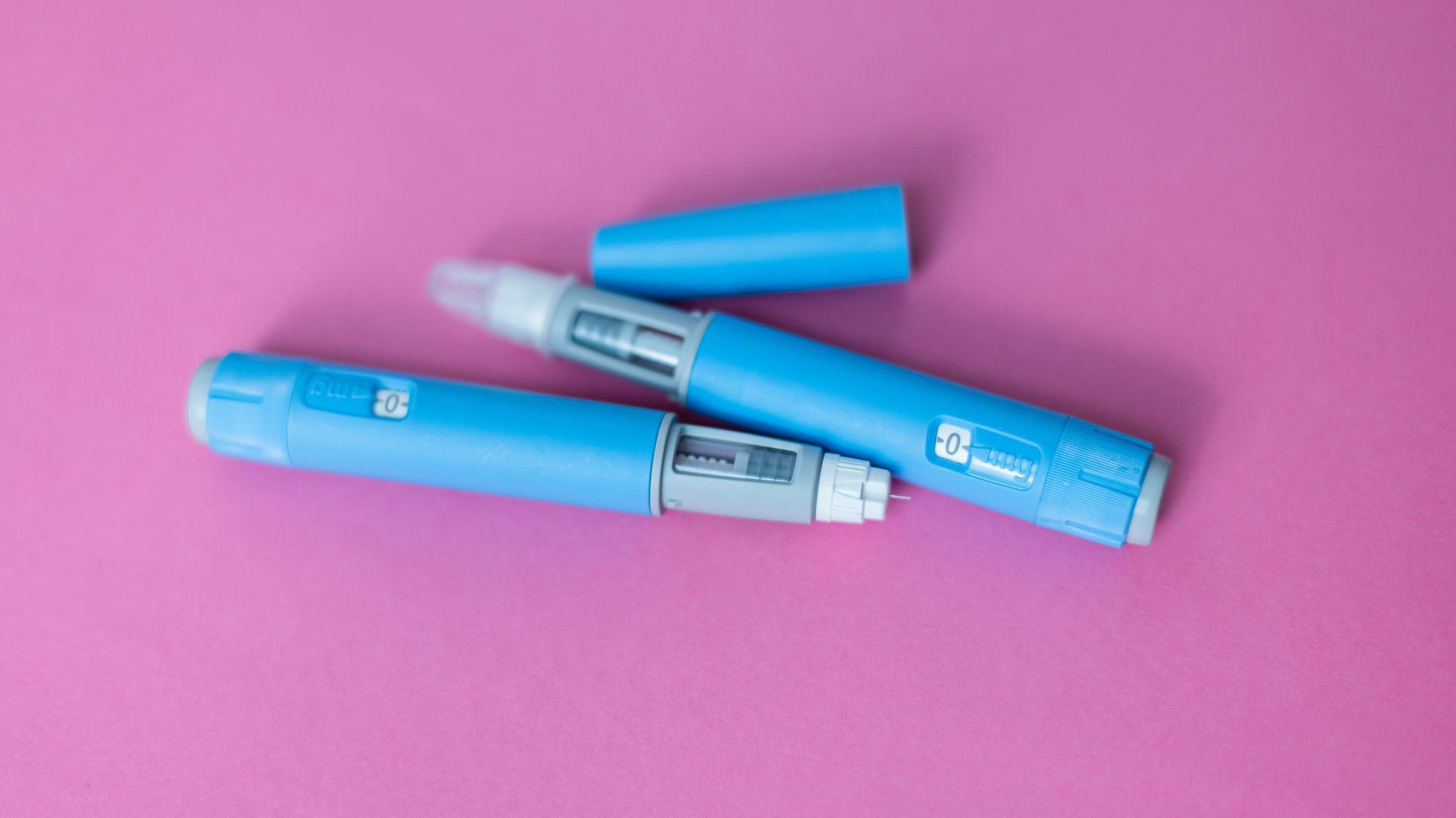 Dve injekcije za mršavljenje na ružičastoj pozadini