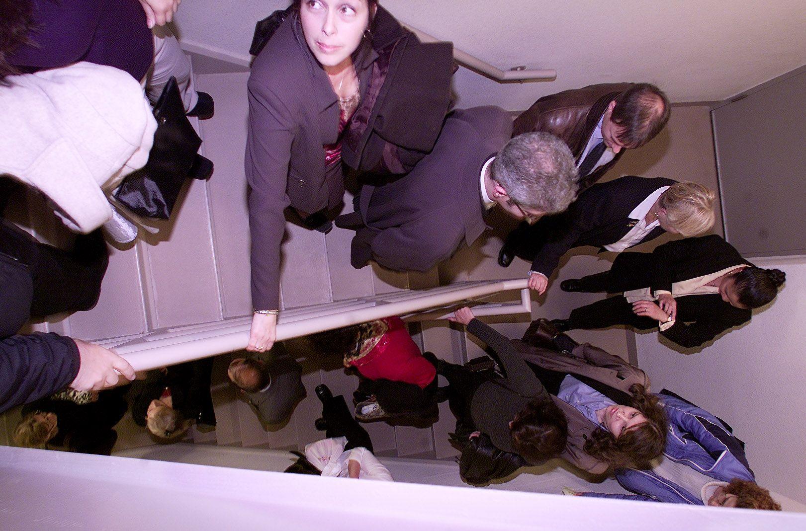 Kolona ljudi silazi niz stepenice tokom vežbe evakuacije