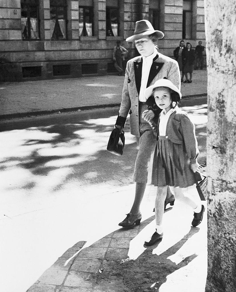 Crno-bela fotografija Geringove supruge Emi i njegove ćerke Ede kako šetaju ulicama Nirnberga.