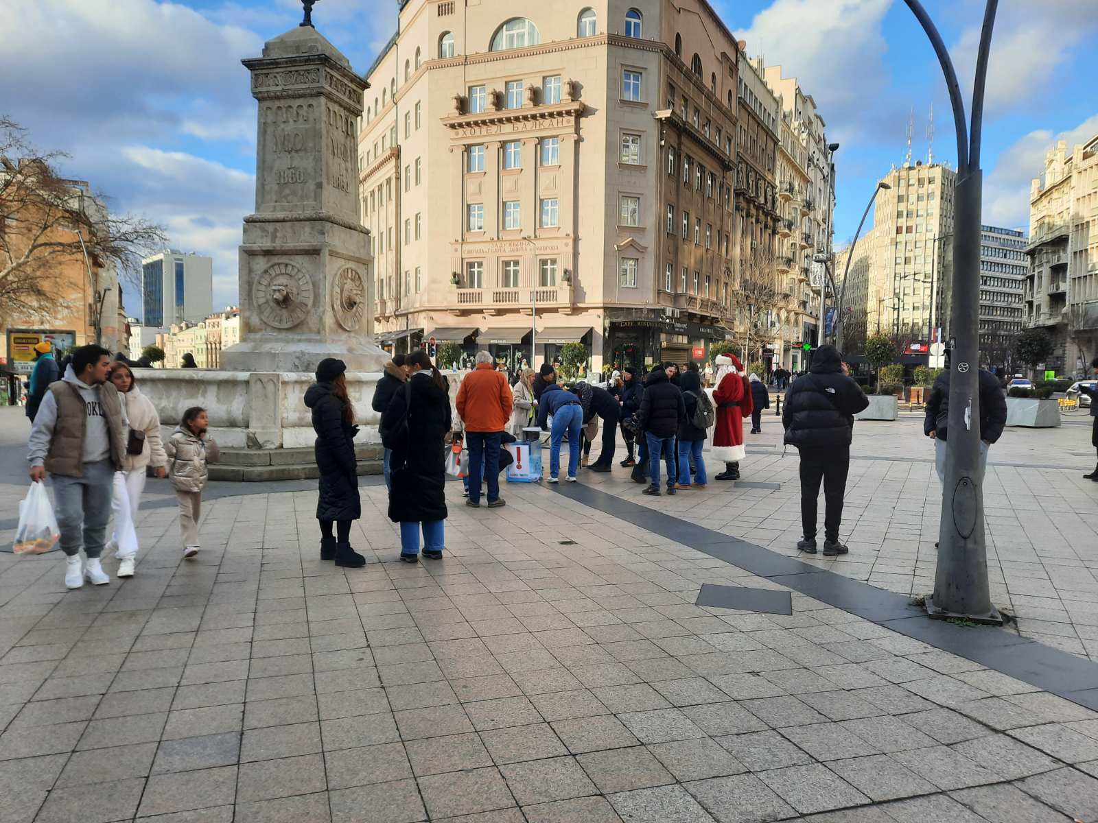 UŽIVO Studenti u akciji skupljanja potpisa za izbore: Odziv građana prevazišao očekivanja studenata, potpise dali i članovi SPS-a (FOTO/VIDEO) 4