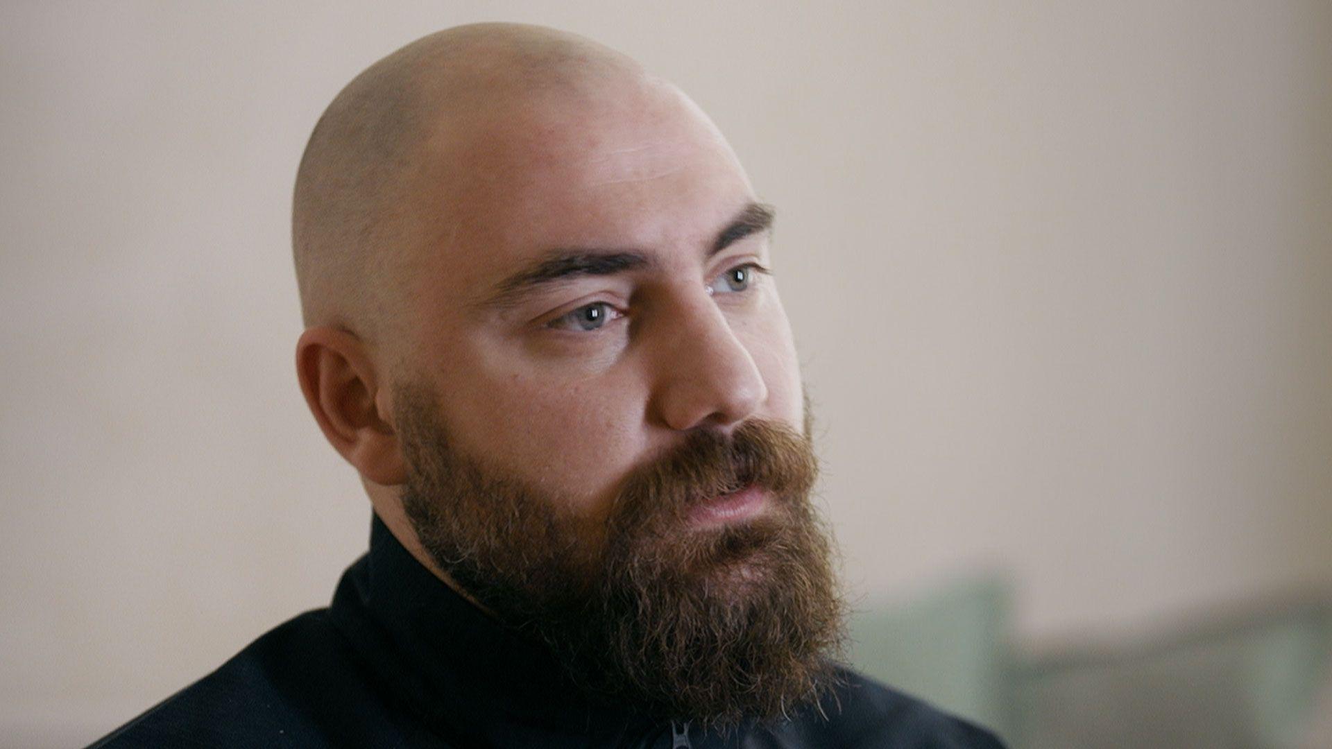 burrë tullac me mjekër