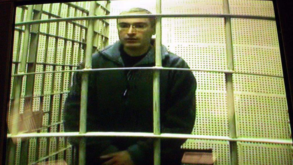 Najbogatiji čovek u Rusiji i naftni magnat Mihail Hodorkovski viđen je ćeliji u zatvoru „Matroskaja Tišina“ na televizijskom ekranu tokom video-veze u sudnici u Moskvi, 15. januara 2003.