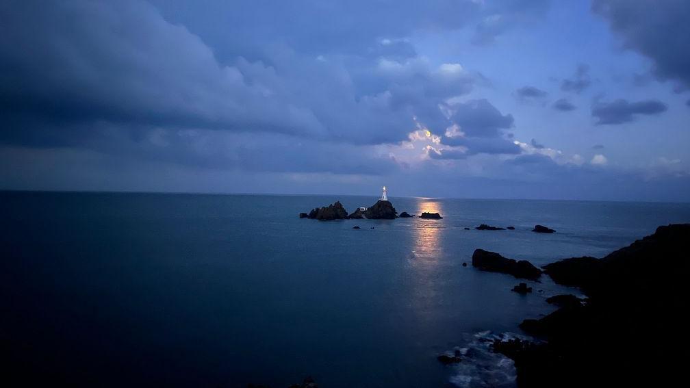 Sva lica Svetog Nikole: Između istorije i verovanja 6 Pučina, u daljini svetionik, a okolo su stene