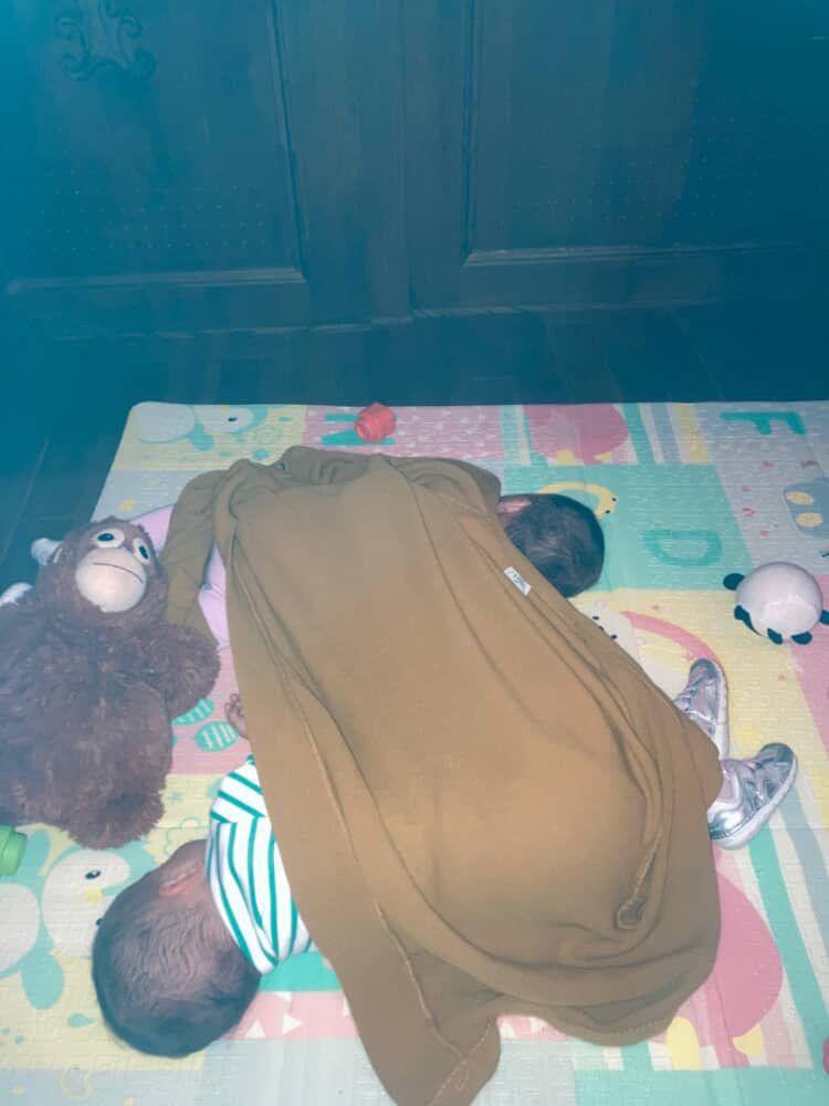 bebe spavaju pokrivene ćebencetom 