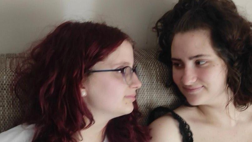 Fridrajhova ataksija u Srbiji: 'Ne znam dokle ću da živim' 2 Dve devojke na kauču gledaju jedna ka drugoj