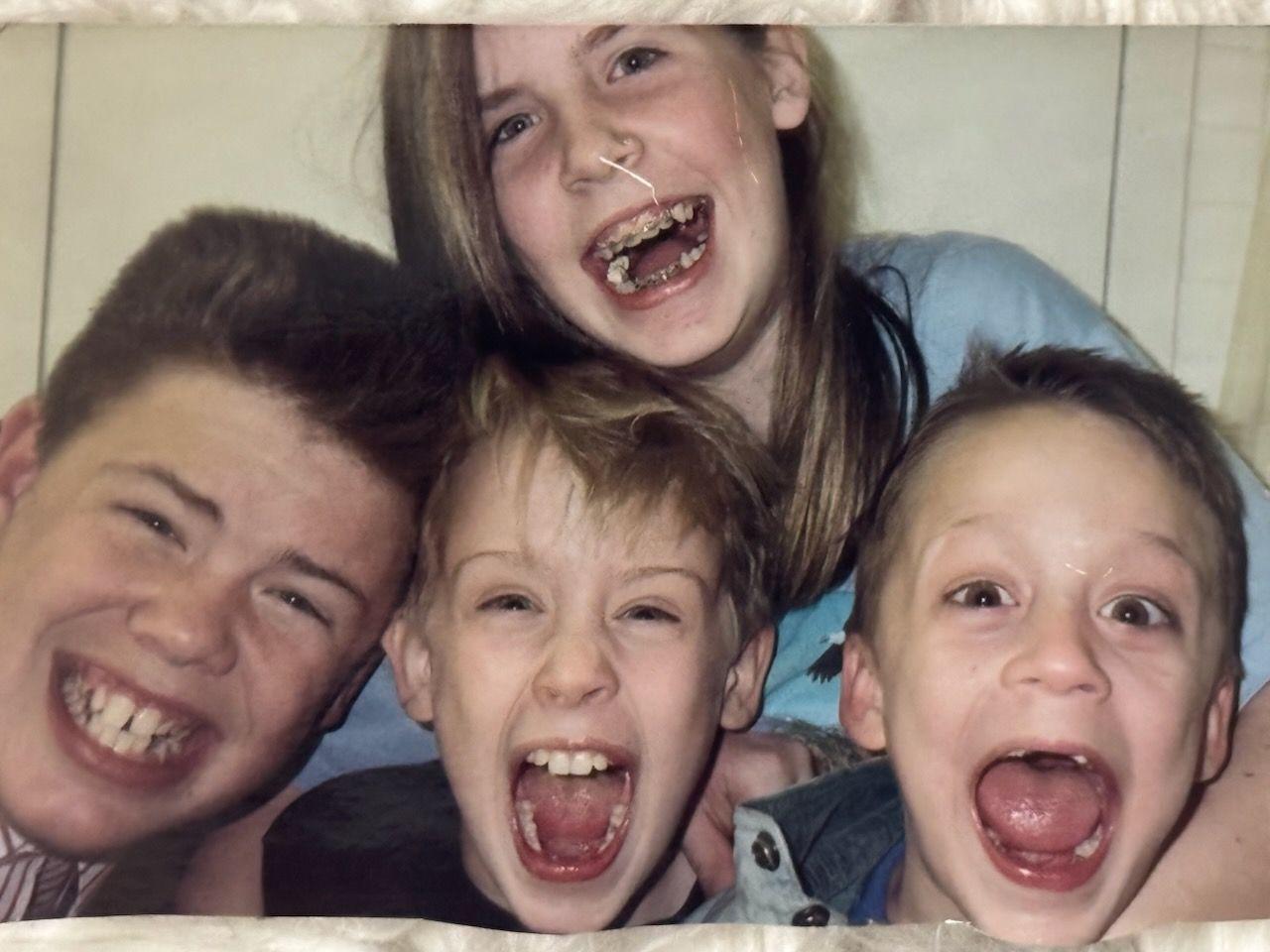 Mekol (u sredini) i Kiran Kalkin (desno) tokom snimanja Sam u kući