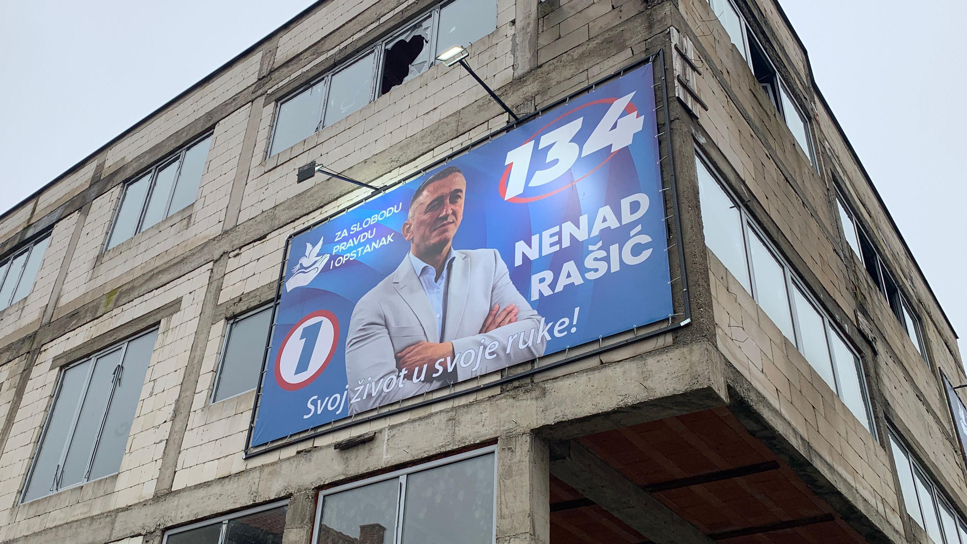 Bilbord sa likom Nenada Rašića na jednoj od zgrada u Gračanici